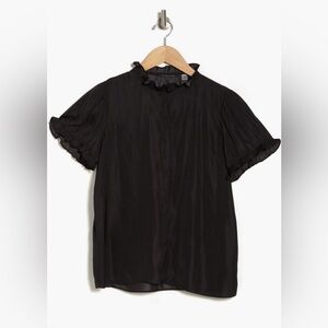 T Tahari
Airflow ruffle
Neck short sleeve top